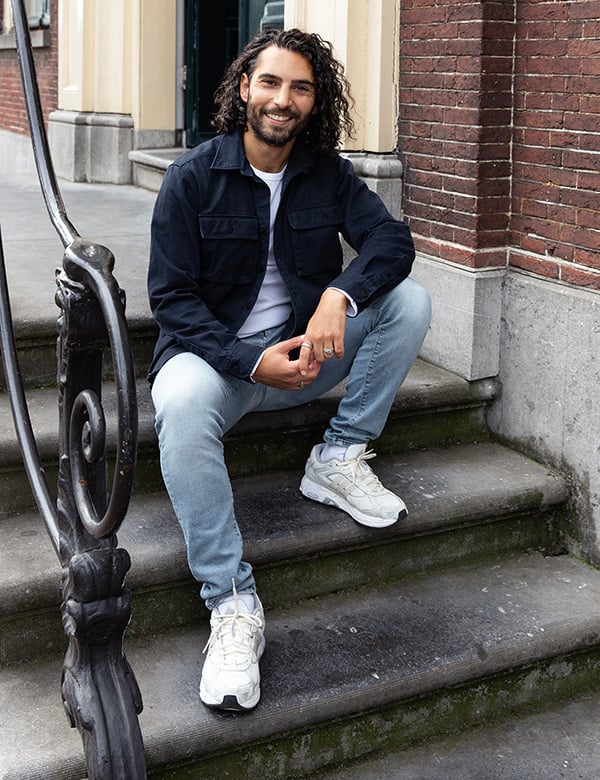 Mannelijk model met zwart haar Ogu