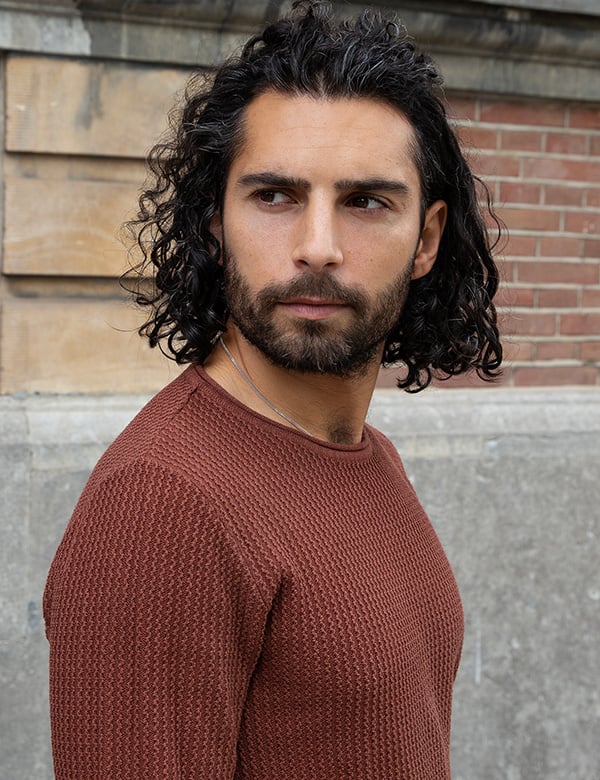 Mannelijk model met zwart haar Ogu