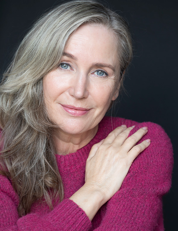 Vrouwelijk model met lang grijzig haar Patricia S.