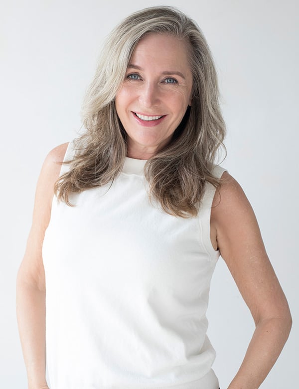 Vrouwelijk model met lang grijzig haar Patricia S.