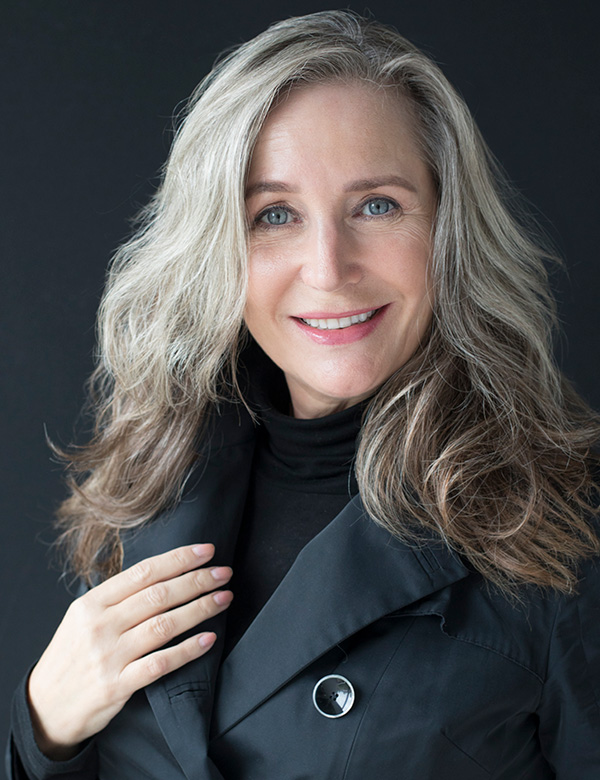 Vrouwelijk model met lang grijzig haar Patricia S.