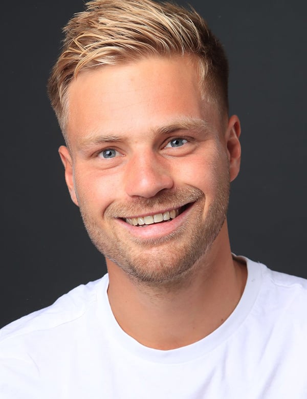 Mannelijk model met blond haar stijn