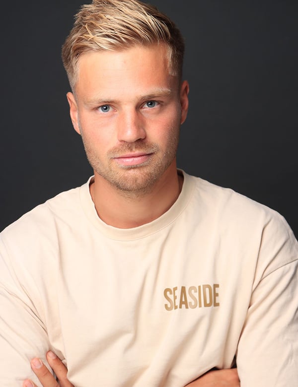 Mannelijk model met blond haar Stijn