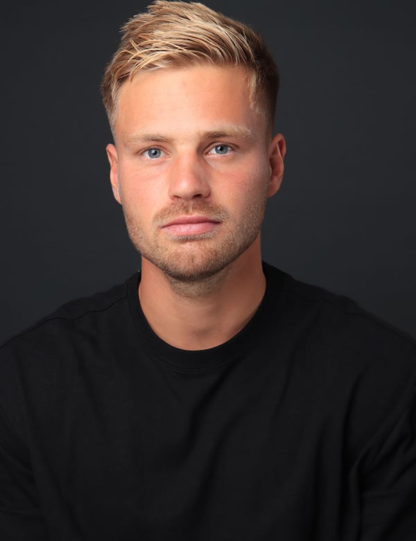 Mannelijk model met blond haar Stijn