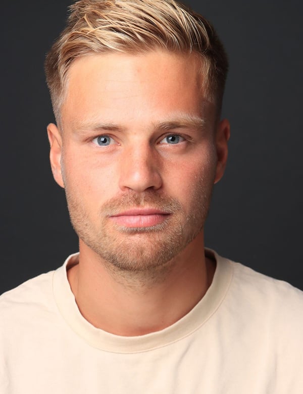 Mannelijk model met blond haar Stijn