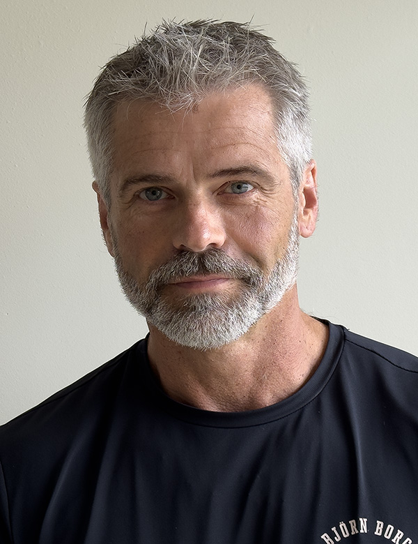 Mannelijk model met kort grijs haar Bertil B.