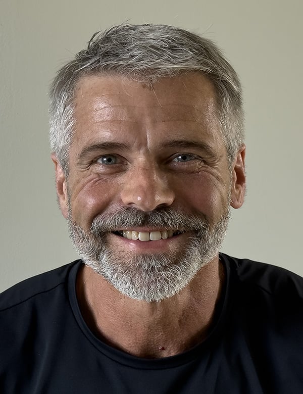 Mannelijk model met kort grijs haar bertil b.