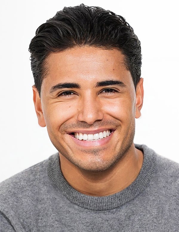 Mannelijk model met bruin haar alejandro