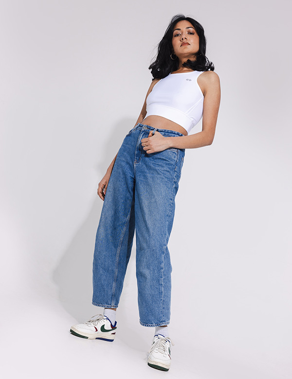 Vrouwelijk model met zwart haar Ankita