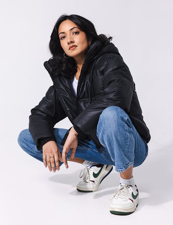 Vrouwelijk model met zwart haar Ankita