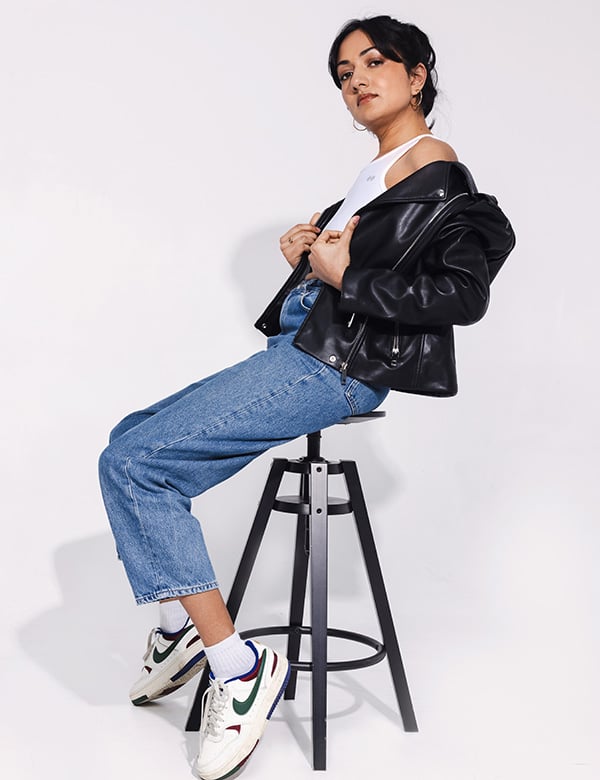 Vrouwelijk model met zwart haar Ankita