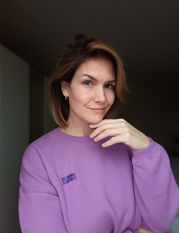 Vrouwelijk model met kort bruin haar Anne Ber.