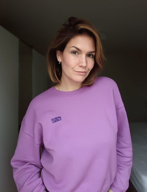 Vrouwelijk model met kort bruin haar Anne Ber.