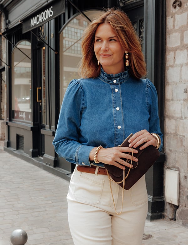 Vrouwelijk model met bruin haar Anne Ber.