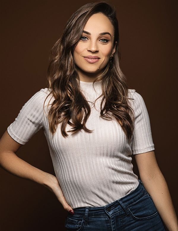 Vrouwelijk model met bruin haar Caressa