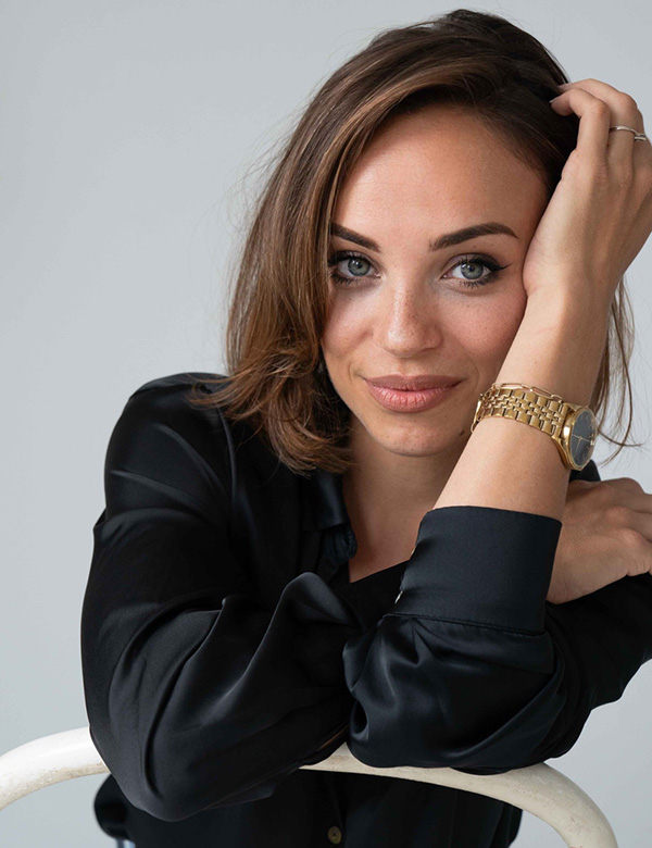 Vrouwelijk model met bruin haar Caressa