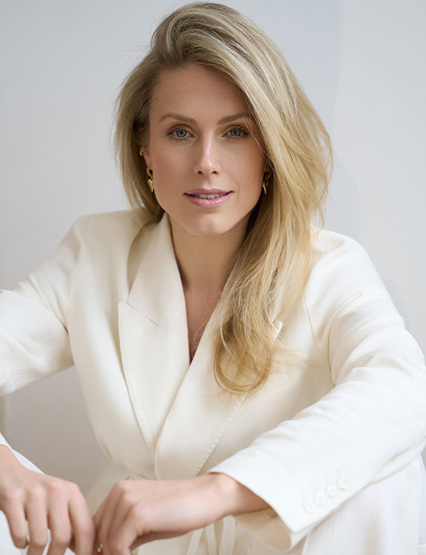 Vrouwelijk model met blond haar Esmay J.