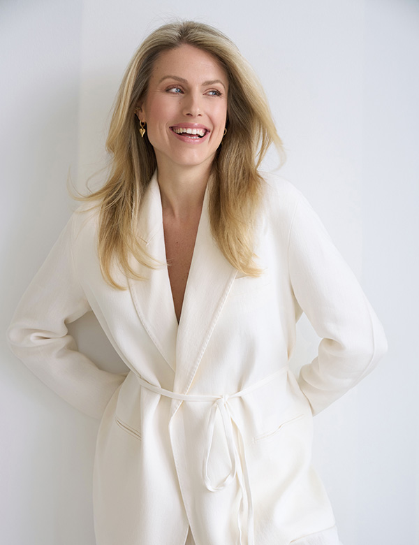 Vrouwelijk model met blond haar Esmay J.