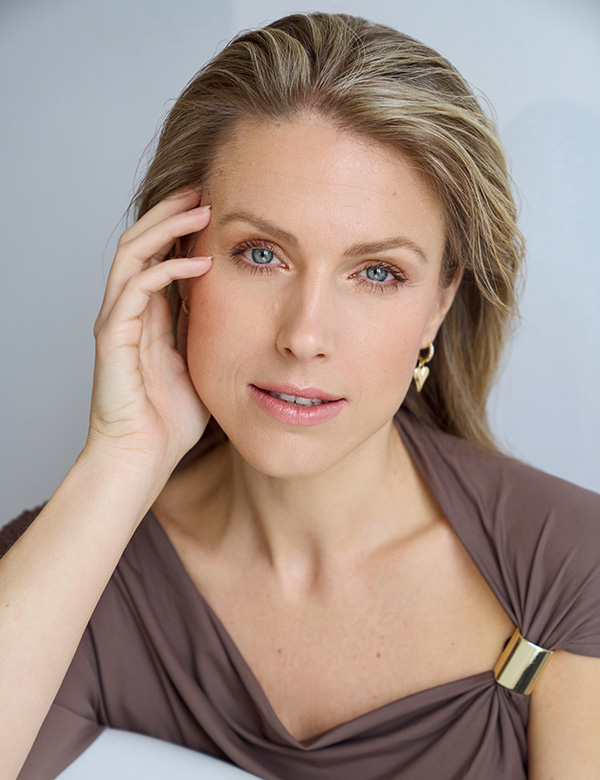 Vrouwelijk model met blond haar Esmay J.
