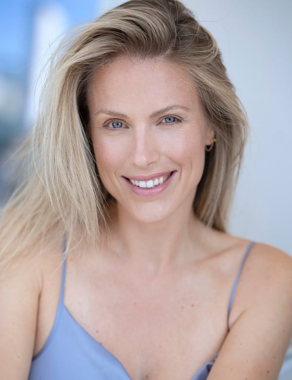 Vrouwelijk model met blond haar Esmay J.