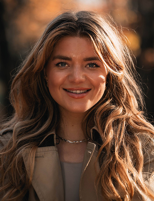 Vrouwelijk model met bruin haar Hester