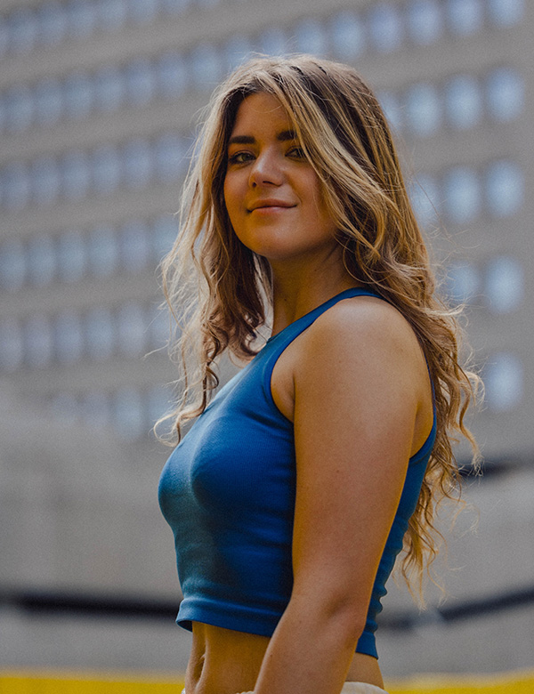 Vrouwelijk model met bruin haar Hester