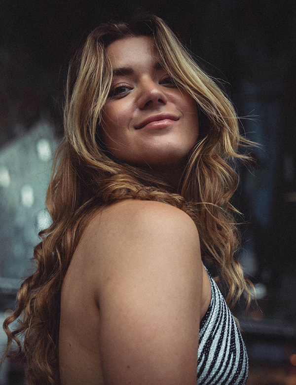 Vrouwelijk model met bruin haar Hester