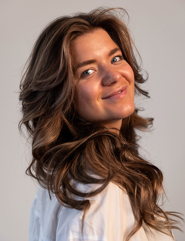 Vrouwelijk model met bruin haar Hester