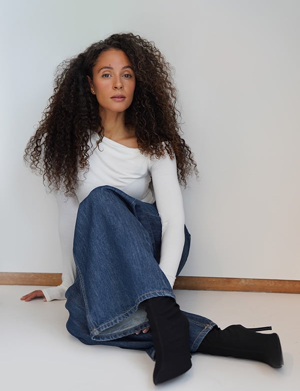 Vrouwlijk model met donker bruin haar Jasmijn B.