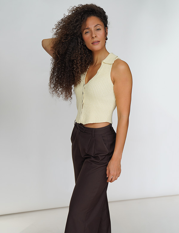 Vrouwlijk model met donker bruin haar Jasmijn B.