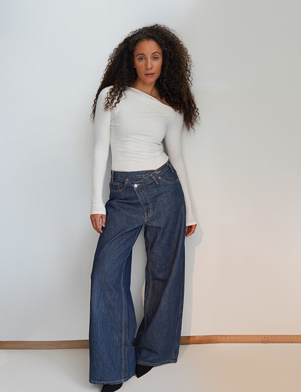 Vrouwlijk model met donker bruin haar Jasmijn B.