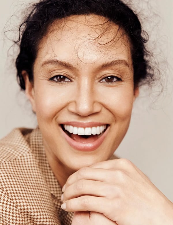 vrouwelijk model met donker haar Jeanet D.