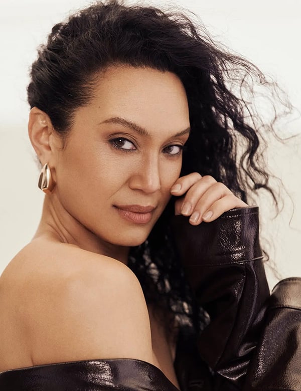 vrouwelijk model met donker haar Jeanet D.