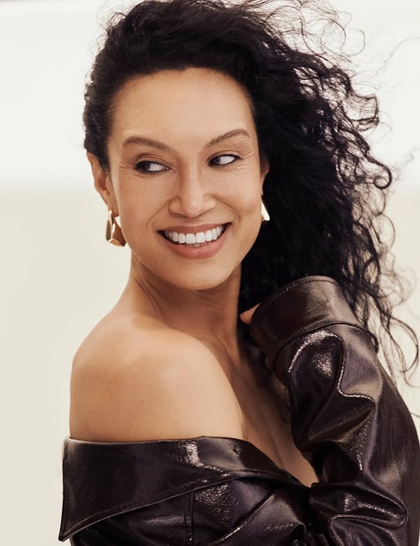 vrouwelijk model met donker haar Jeanet D.