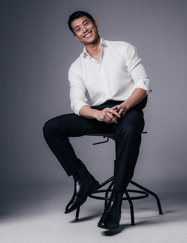 Mannelijk model met kort zwart haar Jonathan K.
