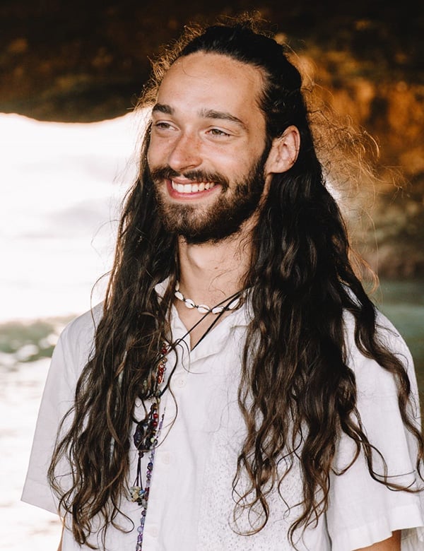 Mannelijk model met donkerbruin haar Justin