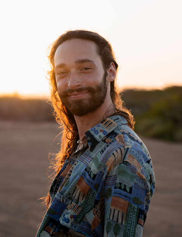 Mannelijk model met donkerbruin haar Justin