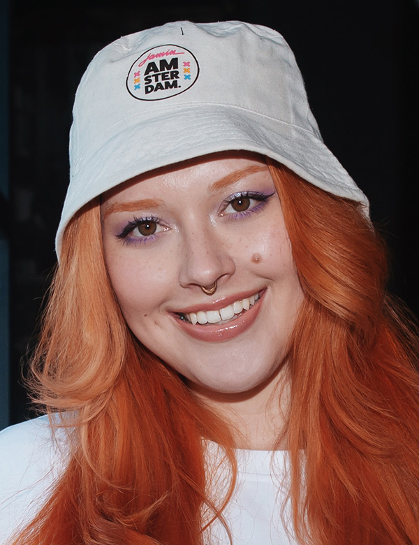 Vrouwelijk model met rood haar kim