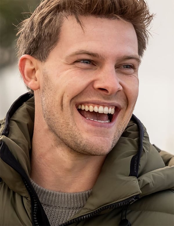 Mannelijk model met donkerblond haar laurens v.