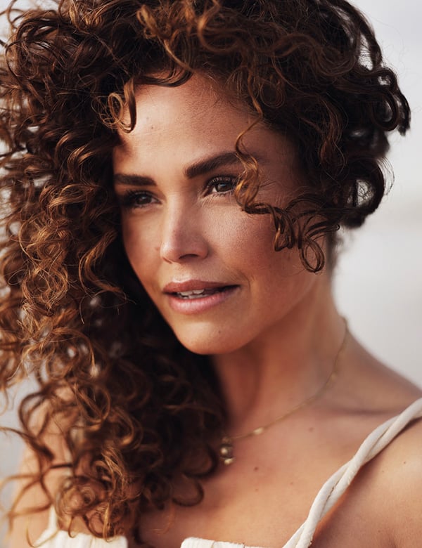 Vrouwelijk model met bruine krullen Lotte Sc.