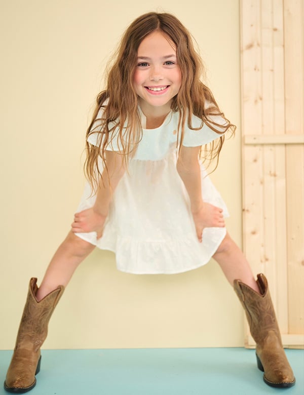 Kindermodel met donkerblond haar Nimra N.