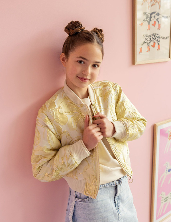 Kindermodel met donkerblond haar Nimra N.