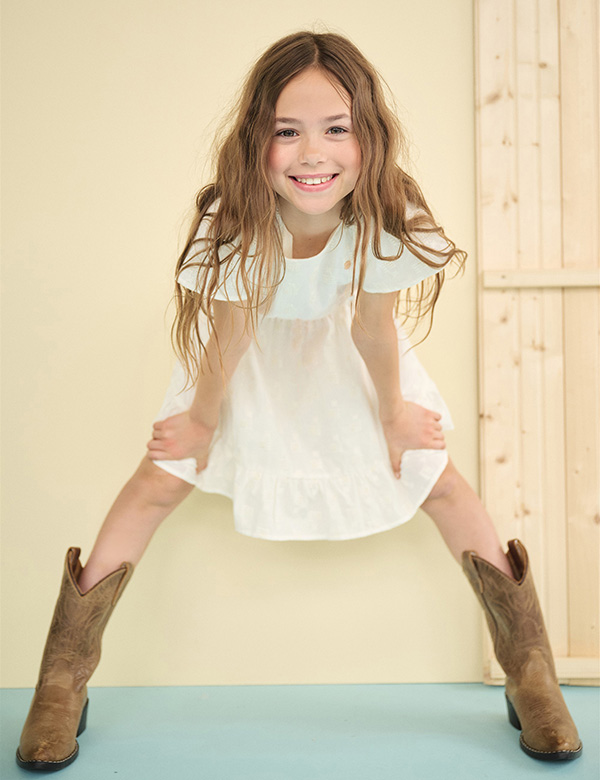 Kinderlijk model met donkerblond haar.