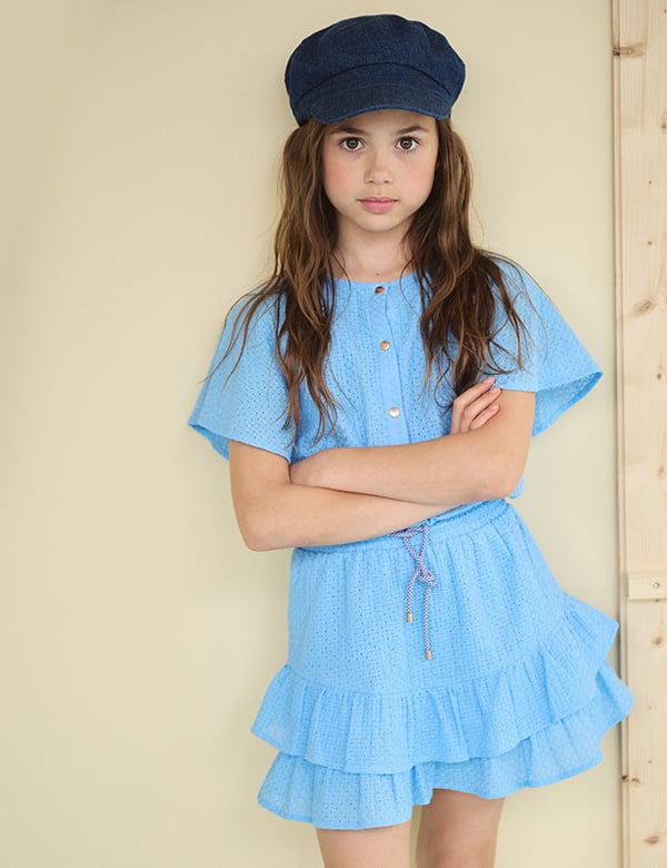 Kinderlijk model met donkerblond haar.