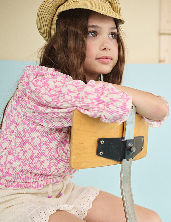 Kinderlijk model met donkerblond haar.