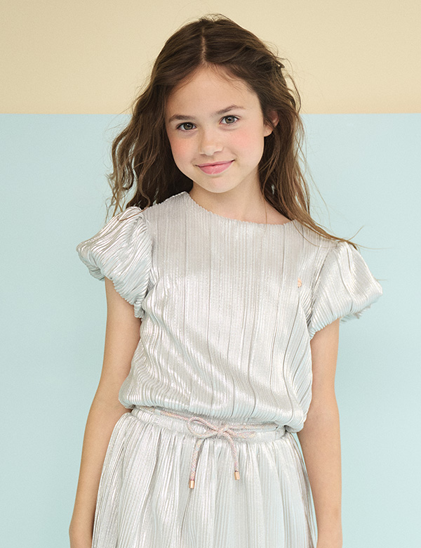 Kinderlijk model met donkerblond haar.
