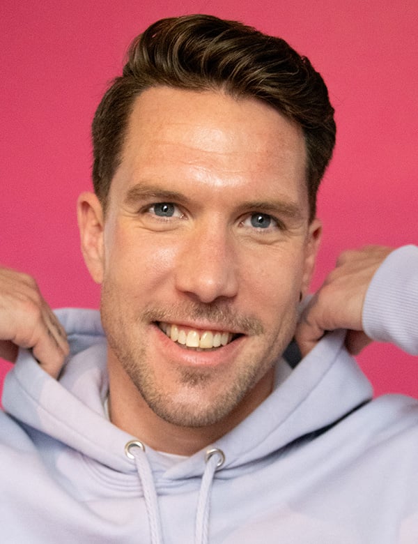 Mannelijk model met bruin haar thomas