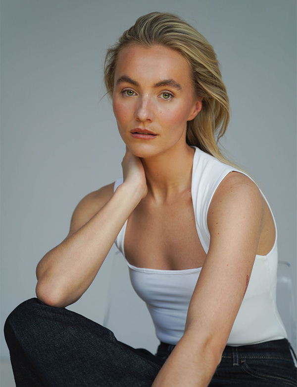 Vrouwelijk model met blond haar Bernice