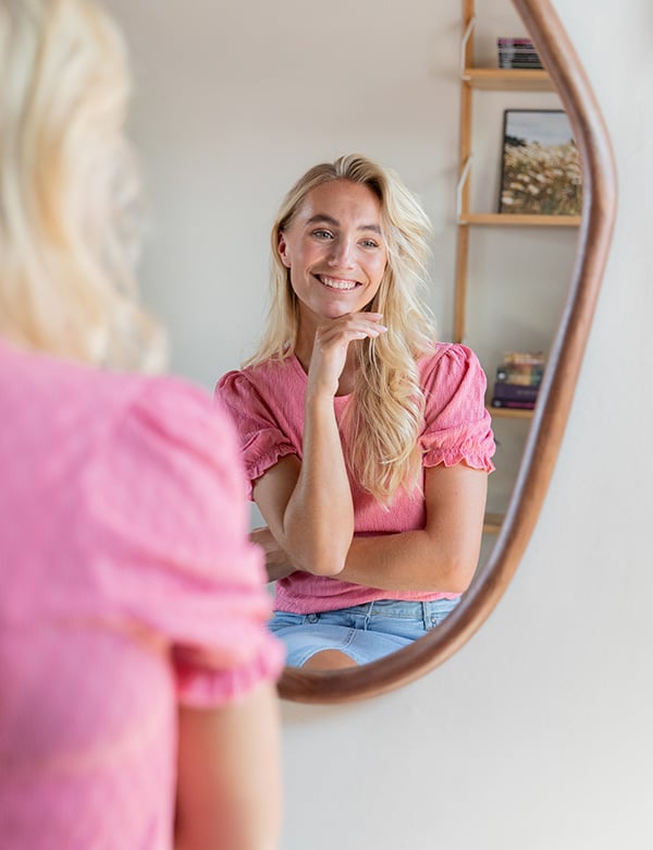 Vrouwelijk model met blond haar Bernice