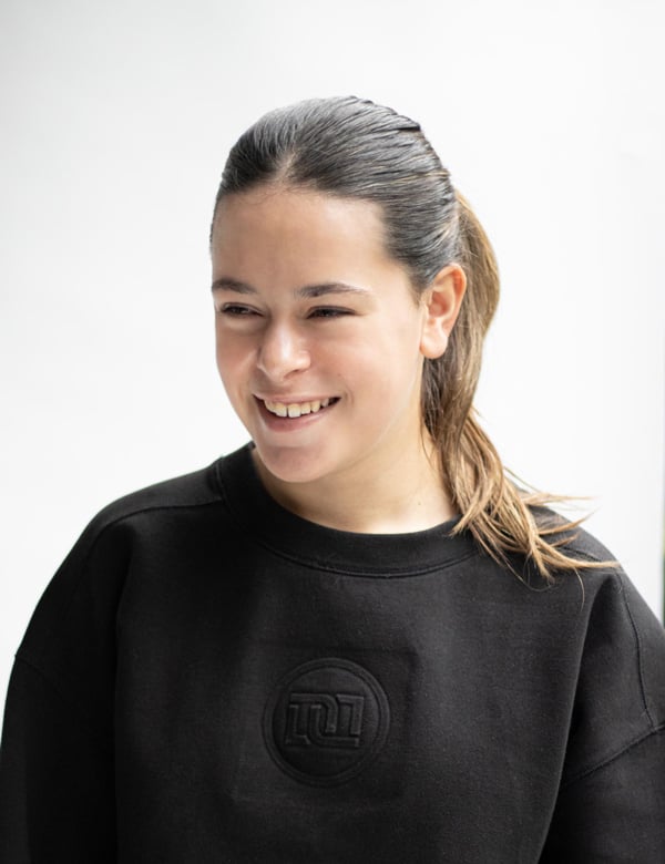 Tienermodel met bruin haar Eva Be.